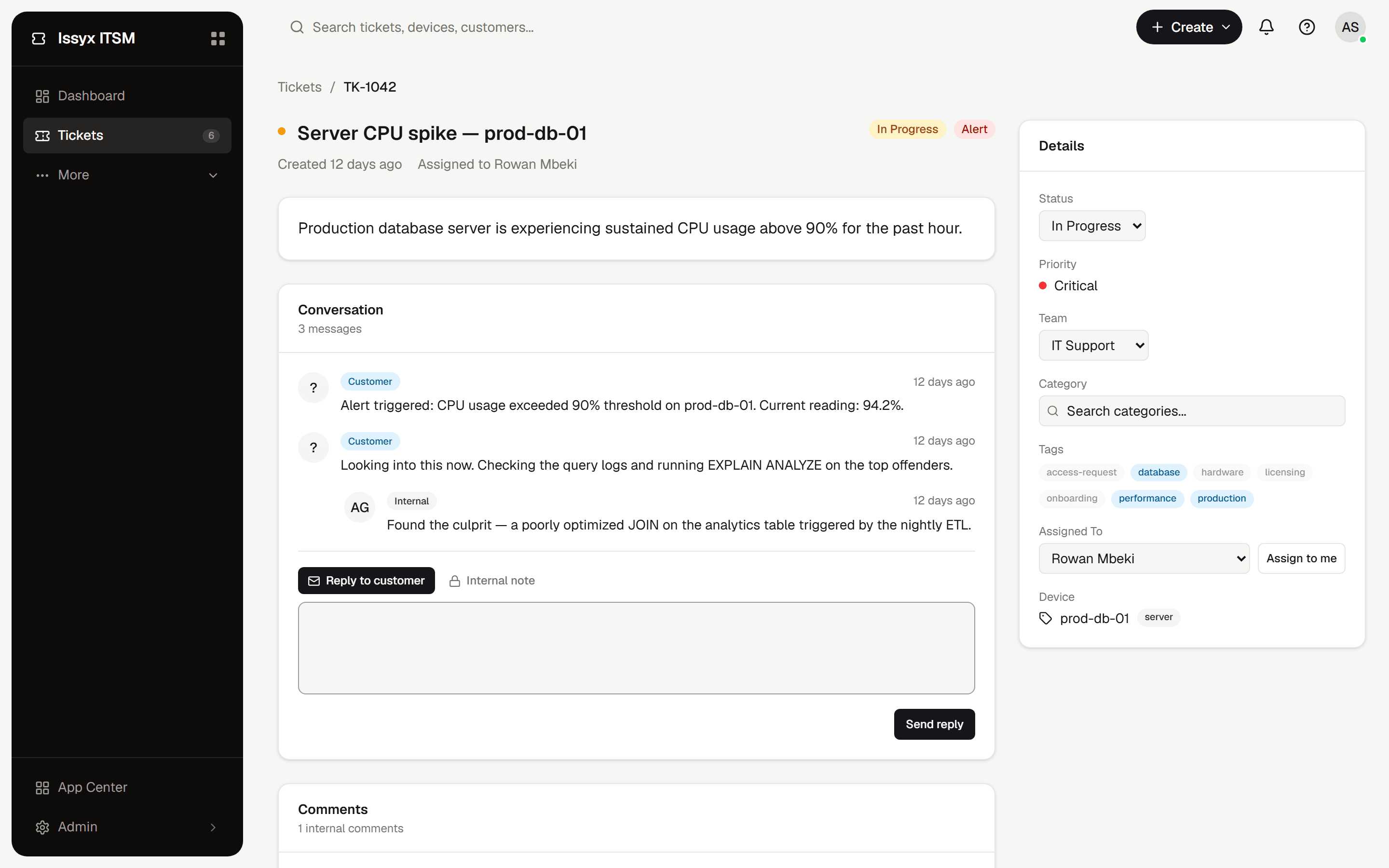 A critical ticket in Issyx ITSM, showing the customer conversation, an internal note, and the linked device in the detail panel.